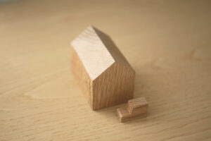 小さな家の木彫 1