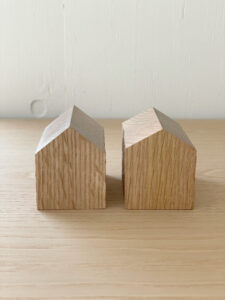 小さな家の木彫 2