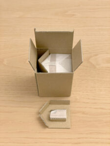 小さな家の木彫 3